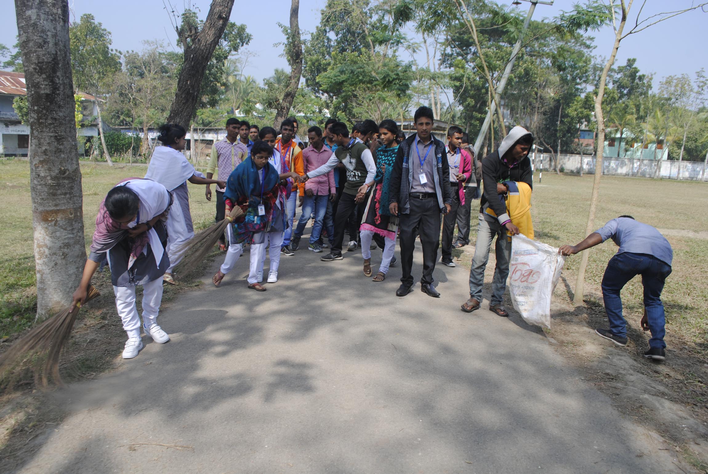 স্বেচ্ছাশ্রমে শিক্ষার্থীদের পরিচ্ছন্নতার সামাজিক উদ্যোগ