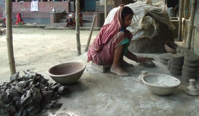 হারিয়ে যাচ্ছে মৃৎ শিল্পের পণ্যসামগ্রী