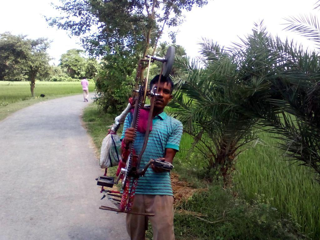 গ্রামে গ্রামে ধার দিয়ে বেড়ান নূর আলী