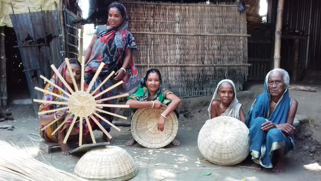 বাঁশবেতের কাজ করে জীবিকা নির্বাহ করেন বাদেসুকুন্দিয়া পাড়ার নারীরা
