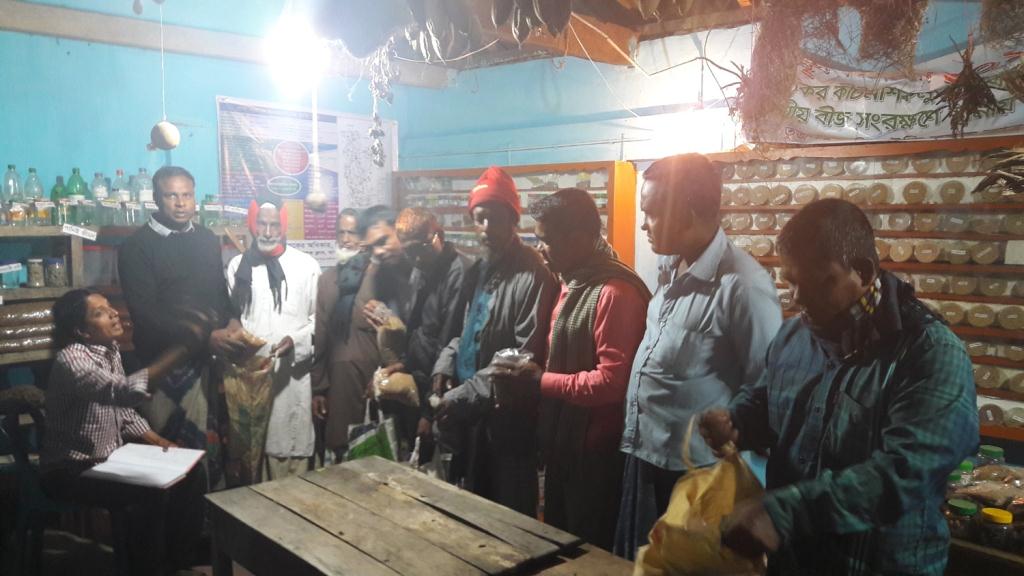 সাতক্ষীরা বীজ ব্যাংক থেকে বীজ সহায়তা পেল ৪১ কৃষক