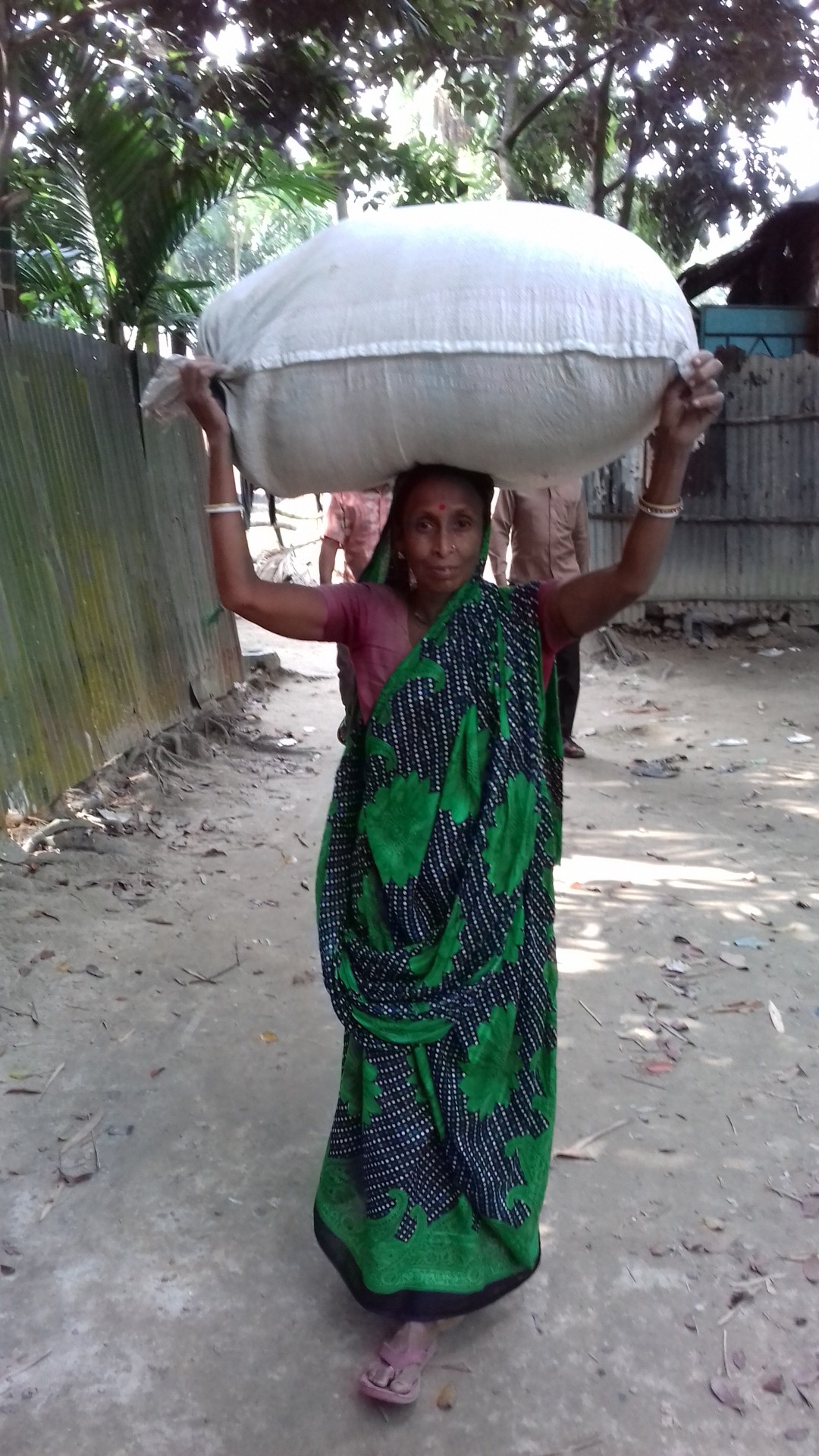 হাতে ভাজা মুড়ির ফেরিওয়ালা