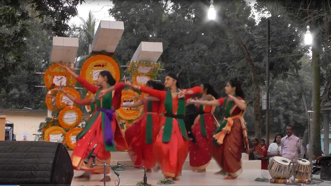 তানোরে নাচে-গানে শিল্পীদের বিজয় উৎসব পালন