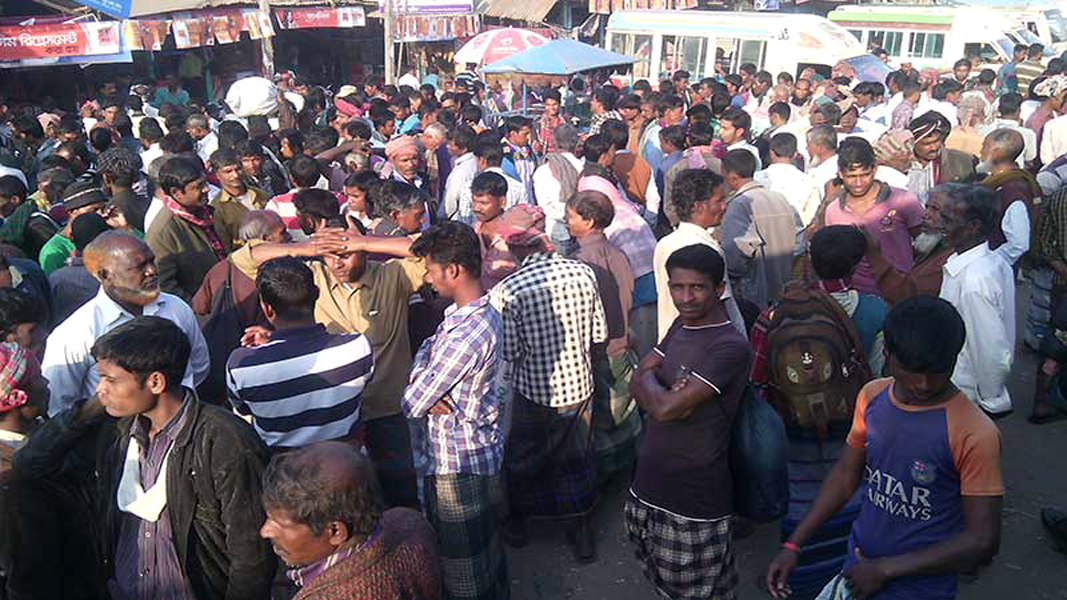 মানিকগঞ্জে শ্রম বেচাকেনার হাট