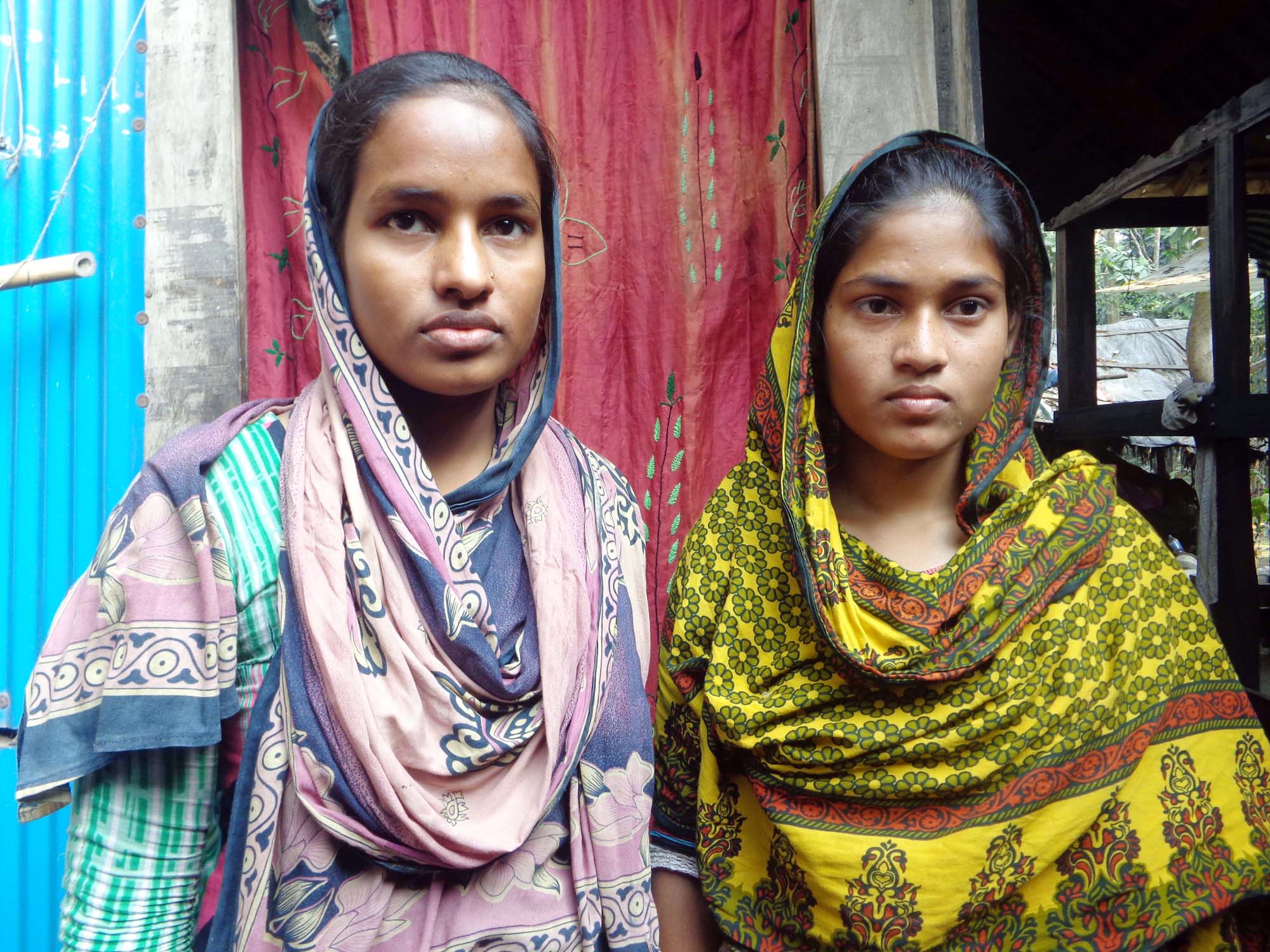 মাটির টালি বানিয়ে সোনিয়া ও সুমনার শিক্ষা