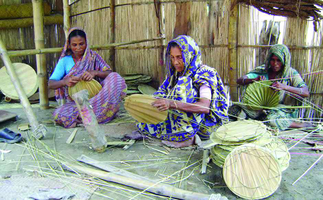 বৈশাখী মেলার প্রস্তুতিতে ব্যস্ত মানিকগঞ্জের ২৫ হাজার তাঁত, হস্ত, মৃৎ আর মিষ্টি শিল্পী