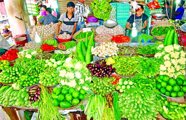 রোজার আগেই মানিকগঞ্জের বাজারে নিত্যপণ্যের দামের উত্তাপ: দিশেহারা নিম্ন ও মধ্যবিত্ত মানুষজন