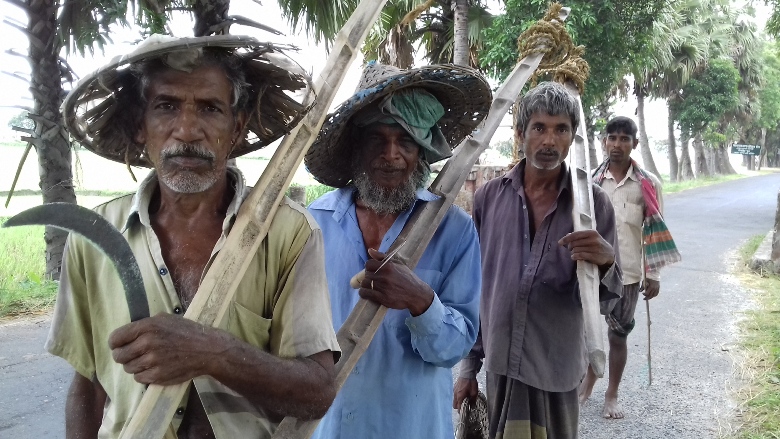 ঈদ আসে ভয় হয়