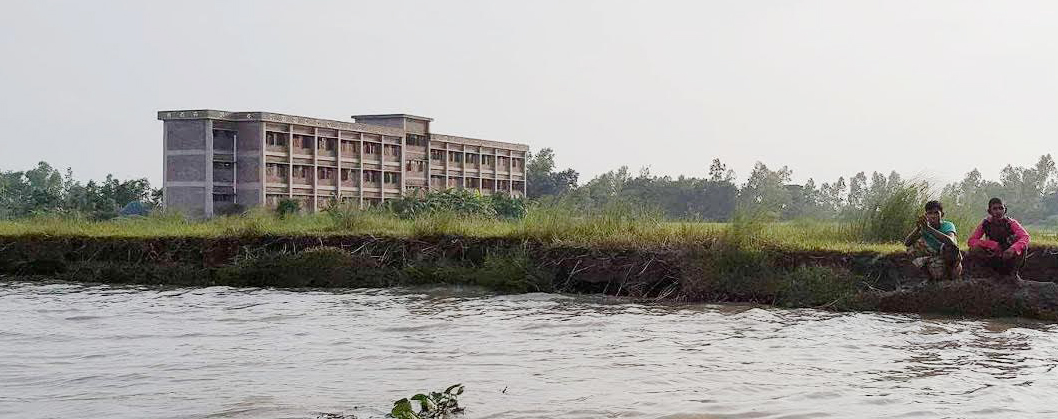 মানিকগঞ্জে নদী ভাঙনে বসতবাড়ি ফসলী জমি ও শিক্ষা প্রতিষ্ঠান নদী গর্ভে