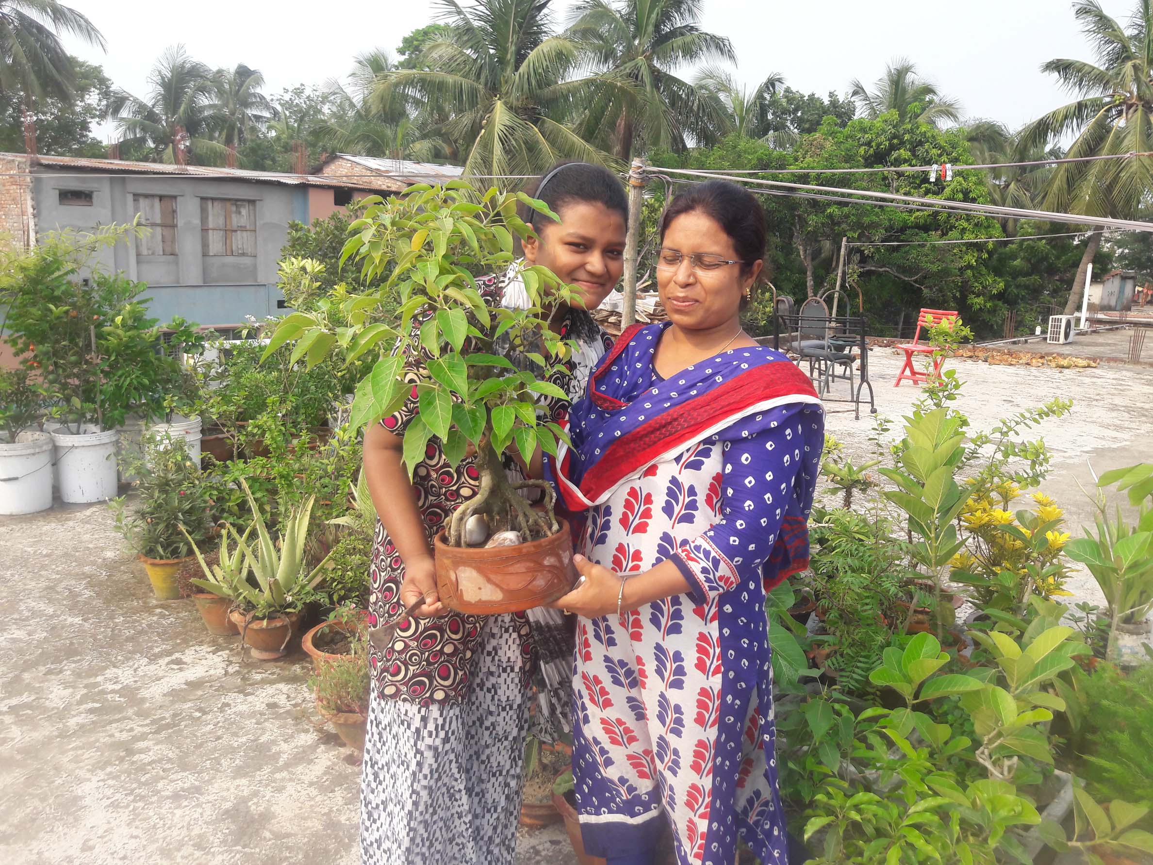 ছাদ বাগানই সেরা শিক্ষক সেঁজুতির শখ