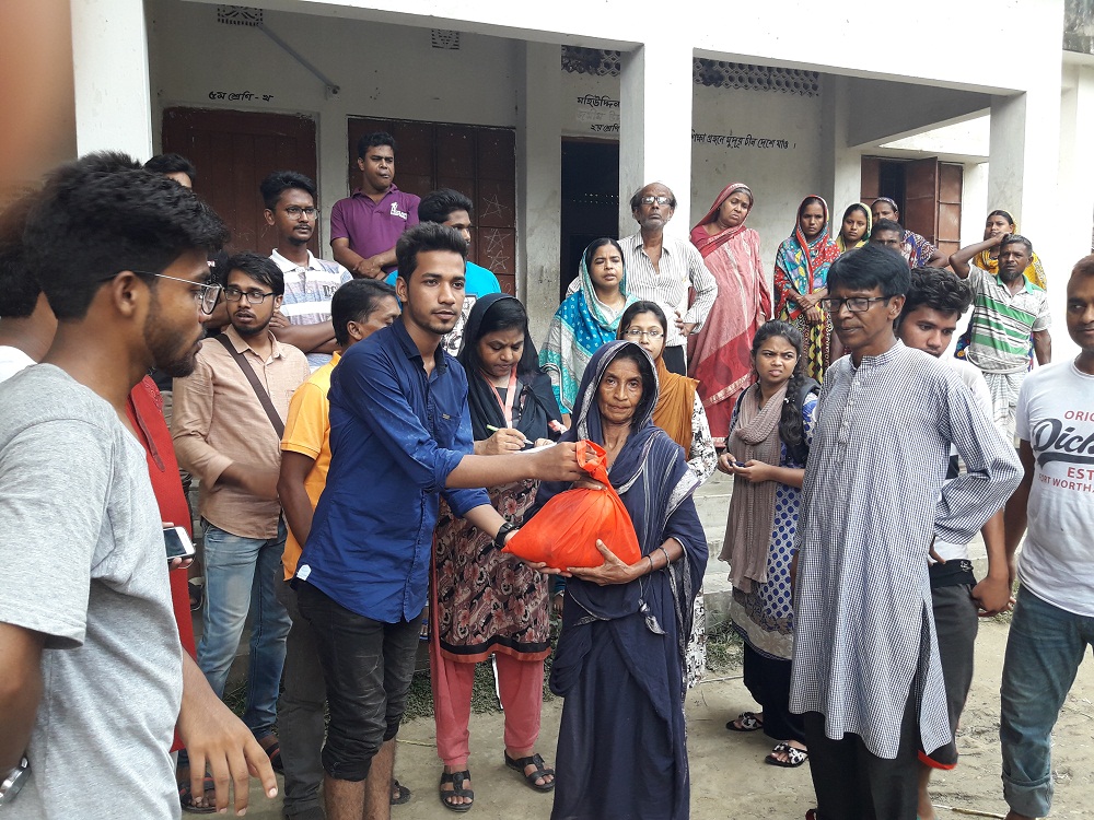 বরেন্দ্র অঞ্চলের বানভাসিদের পাশে তারুণ্য