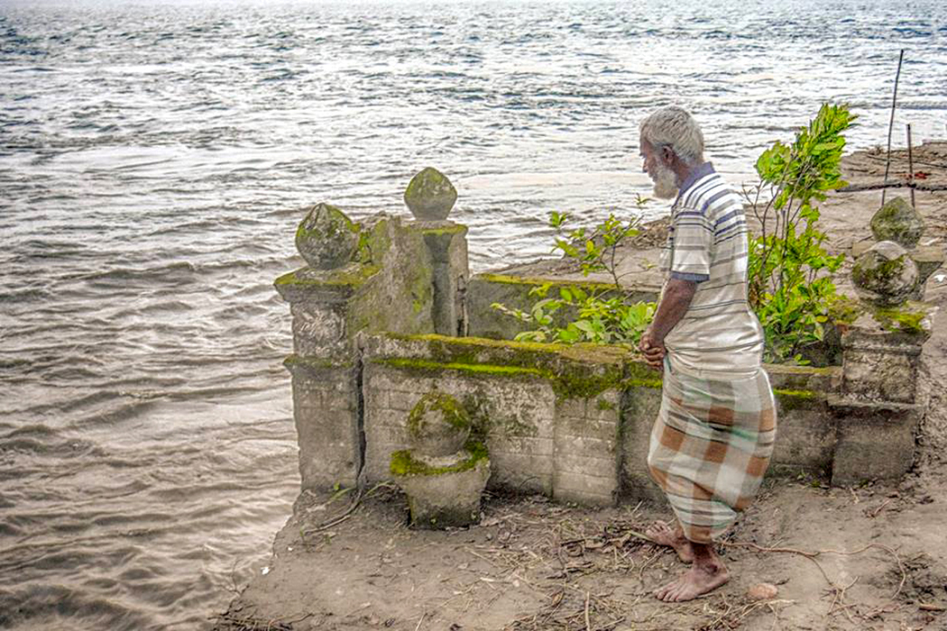 এইখানে ছিল মায়ের কবর, পদ্মায় সব কাইর‌্যা নিছে