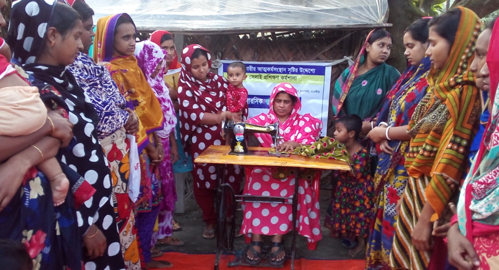 হাতের কাজ শিখে স্বাবলম্বী হতে চায় মাছখোলার নারী সংগঠনের সদস্যরা