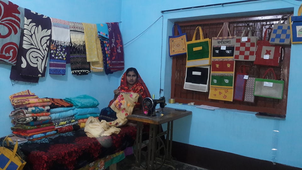 আয়েশা এখন গ্রাম থেকে শহরে