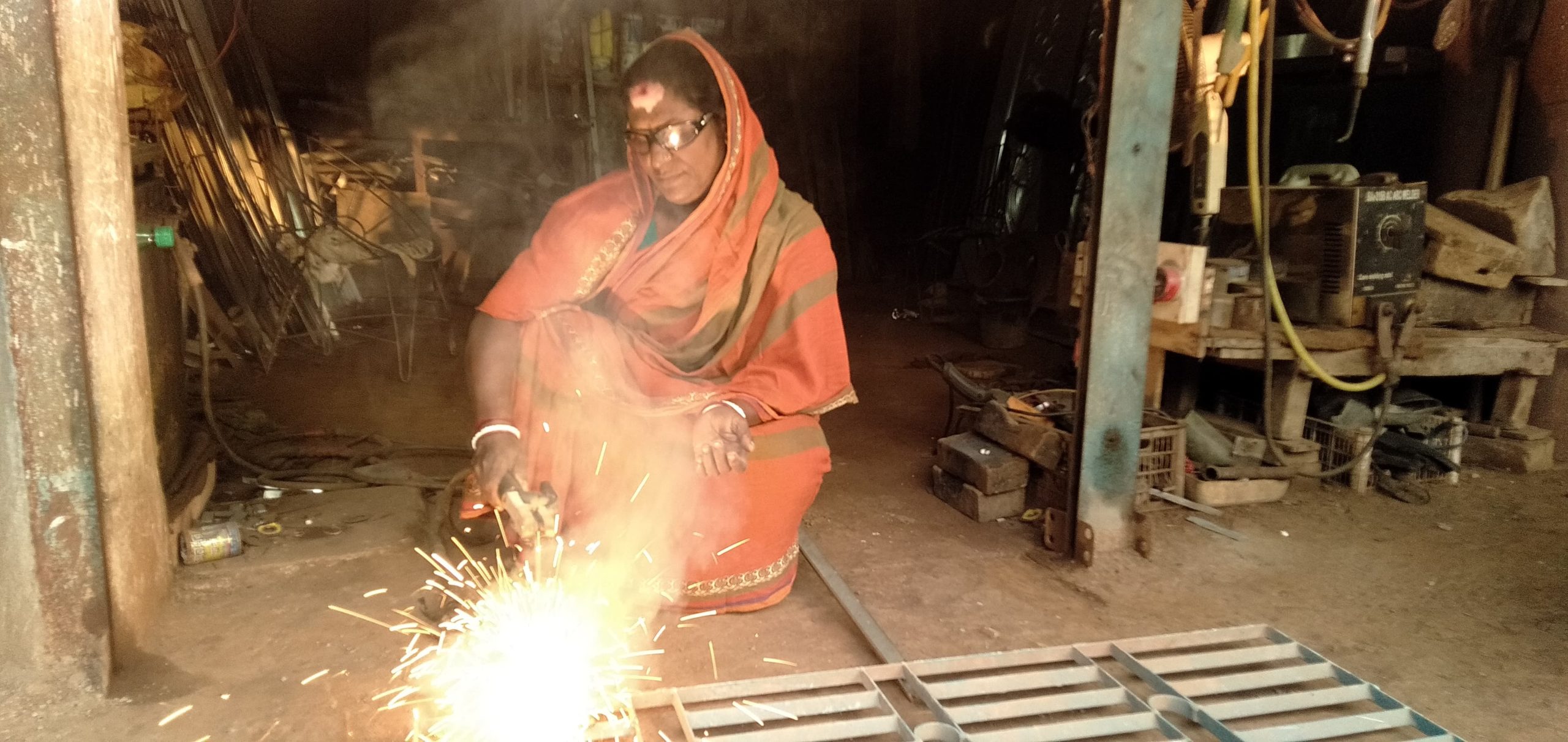 লোহার সাথে যুদ্ধ করে  জয়ী শ্যামনগরের জবা রানী দেবনাথ