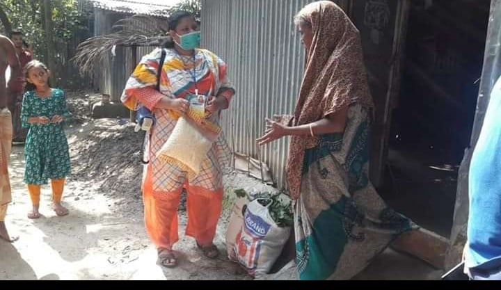 সবজী নিয়ে অসহায়দের পাশে কিশোরীরা