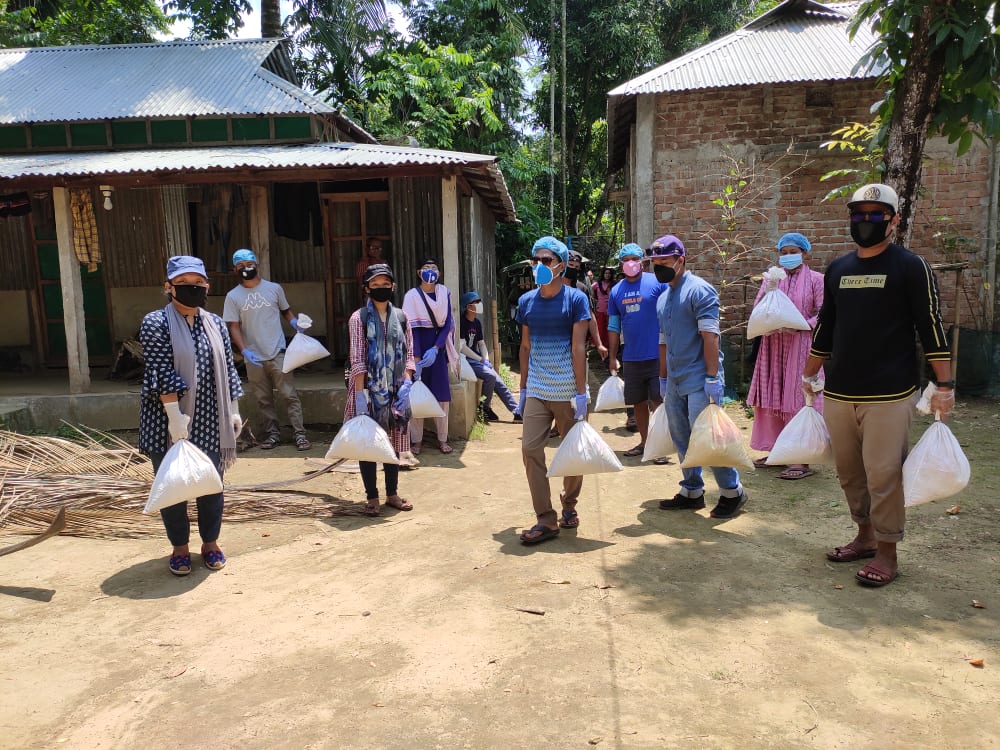 হতদরিদ্রদের পাশে গারো আদিবাসী যুবদল