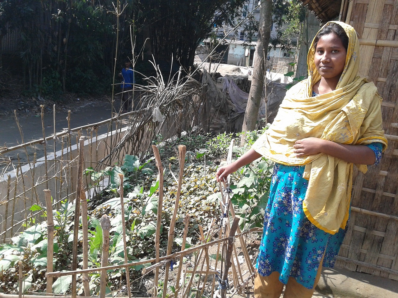 করোনাকালীন সবজি বাগানের আনন্দে একজন দূর্গা রাণী মন্ডল