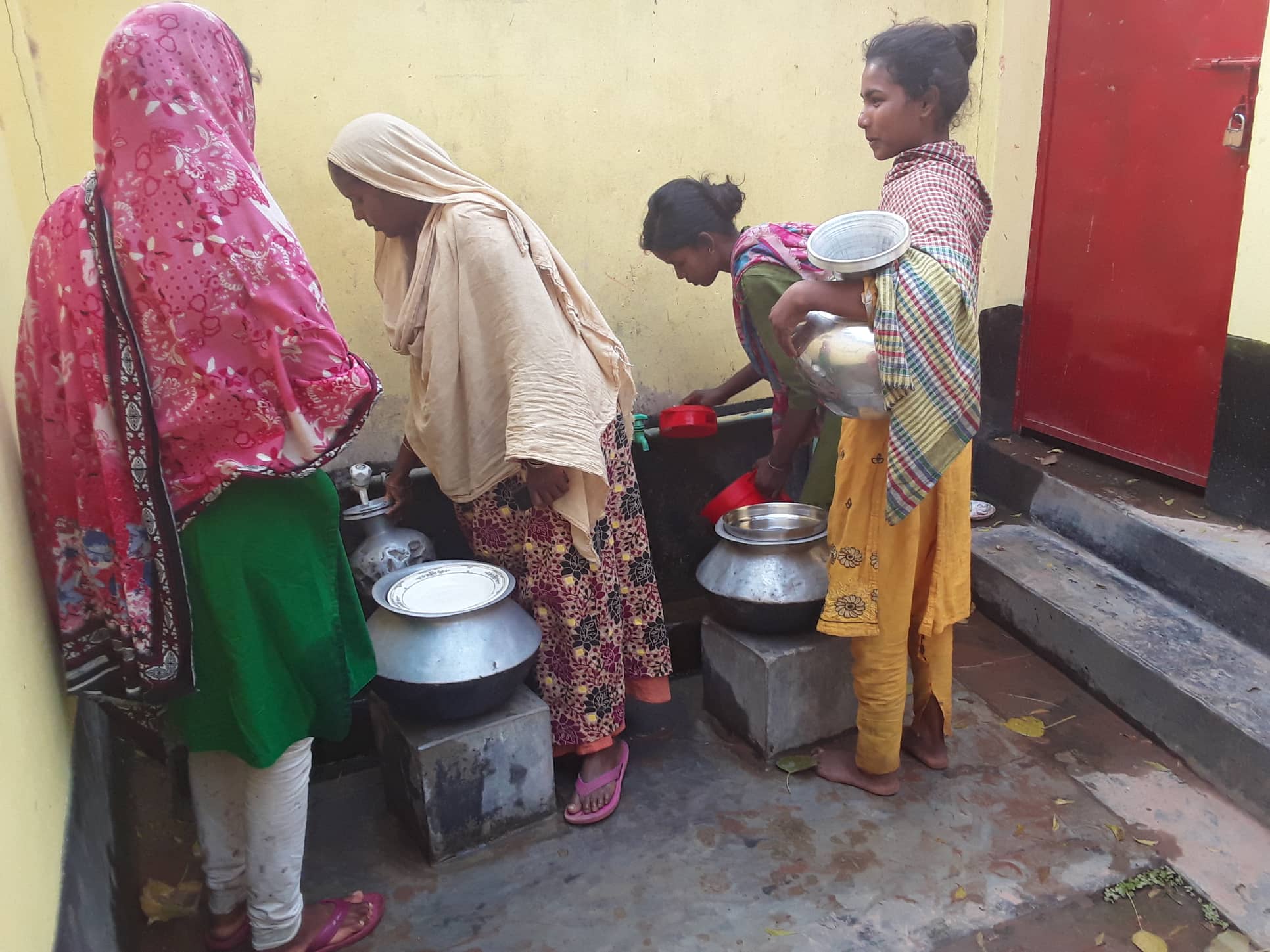 মাহালীপাড়ার মানুষেরা পানির স্থায়ী সমাধান চান