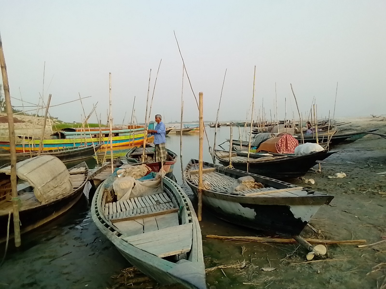নদীতে পানি কম অন্য পেশায় মানুষ