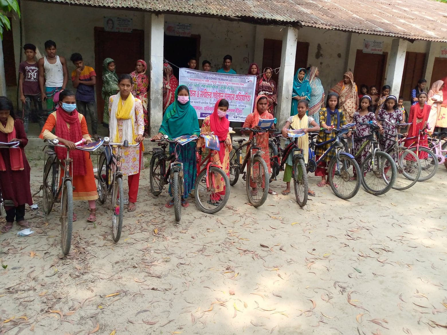 জীবনযুদ্ধে এগিয়ে চলছেন নারীরা