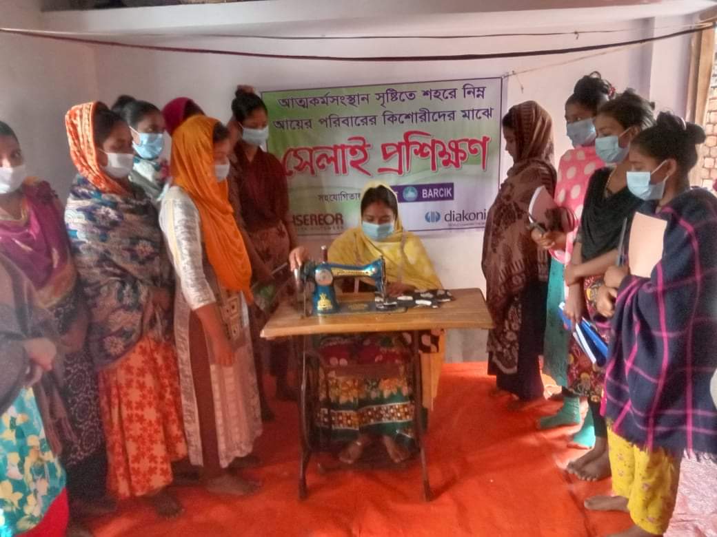 আত্মকর্মসংস্থান সৃষ্টিতে কিশোরীদের মাসব্যাপী সেলাই প্রশিক্ষণ কর্মশালার উদ্বোধন
