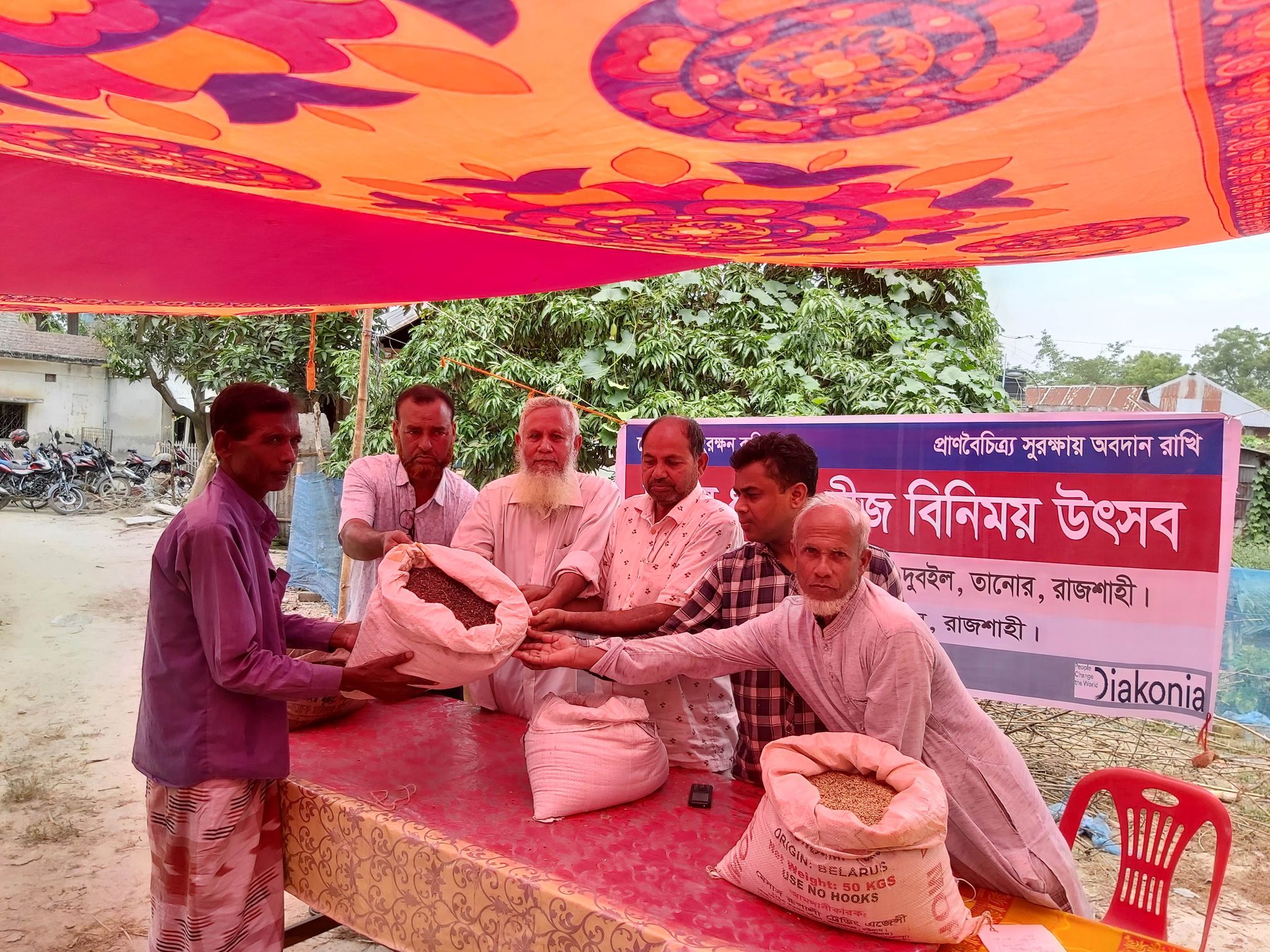 বীজ ব্যাংকে দেশি ধানের বীজ বিনিময় উৎসব