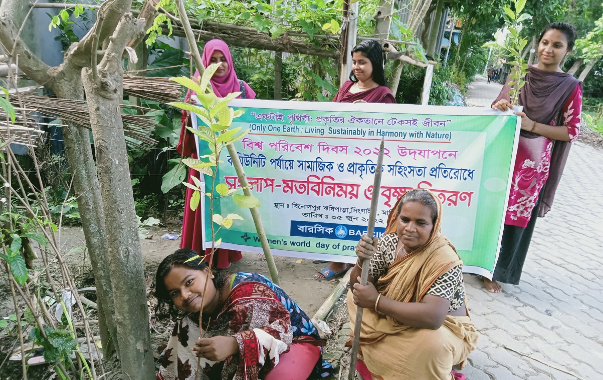 পরিবেশ দিবসে গ্রামীণ নারীদের বসতভিটায় বৃক্ষ রোপণ
