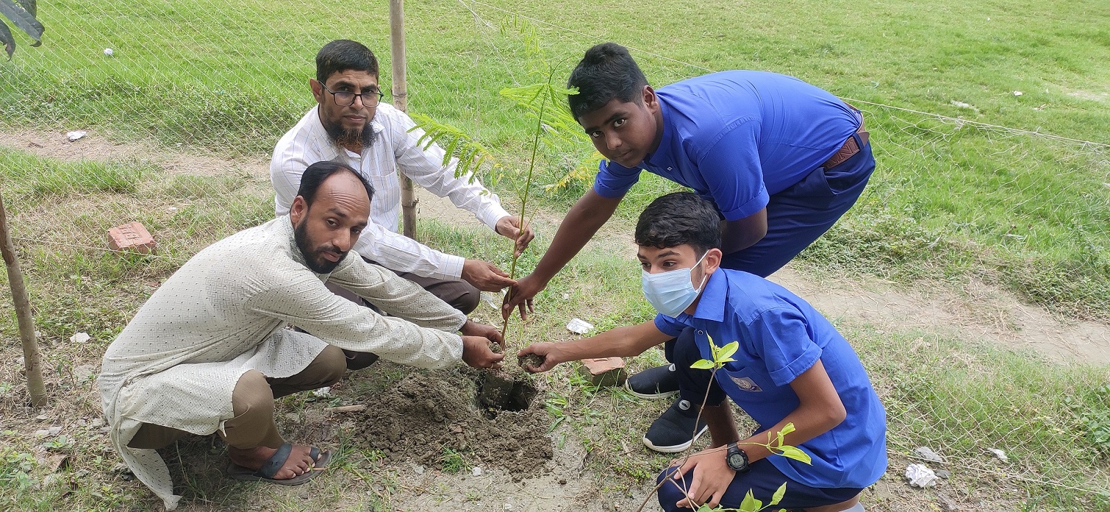 পৃথিবী সবুজ রাখতে একটি গাছ রোপণ অনেক গুরুত্বপূর্ণ