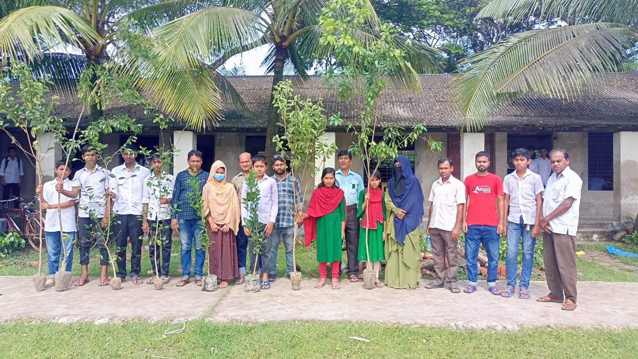 জলবায়ু বিষয়ে রচনা প্রতিযোগিতায় বিজয়ীরা উপহার পেল বৃক্ষ￼