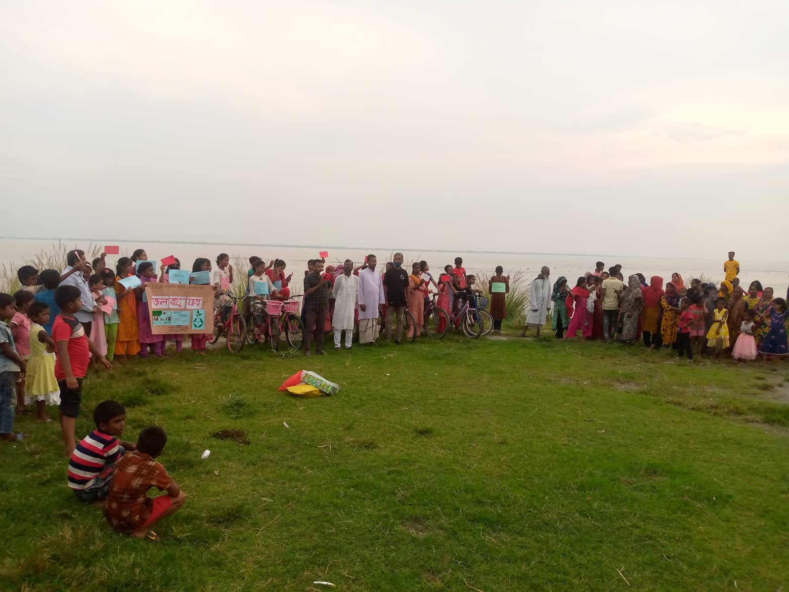 জলবায়ু পরিবর্তনে দায়ী দেশগুলোকে লাল কার্ড প্রদর্শন হরিরামপুর চরের মানুষের