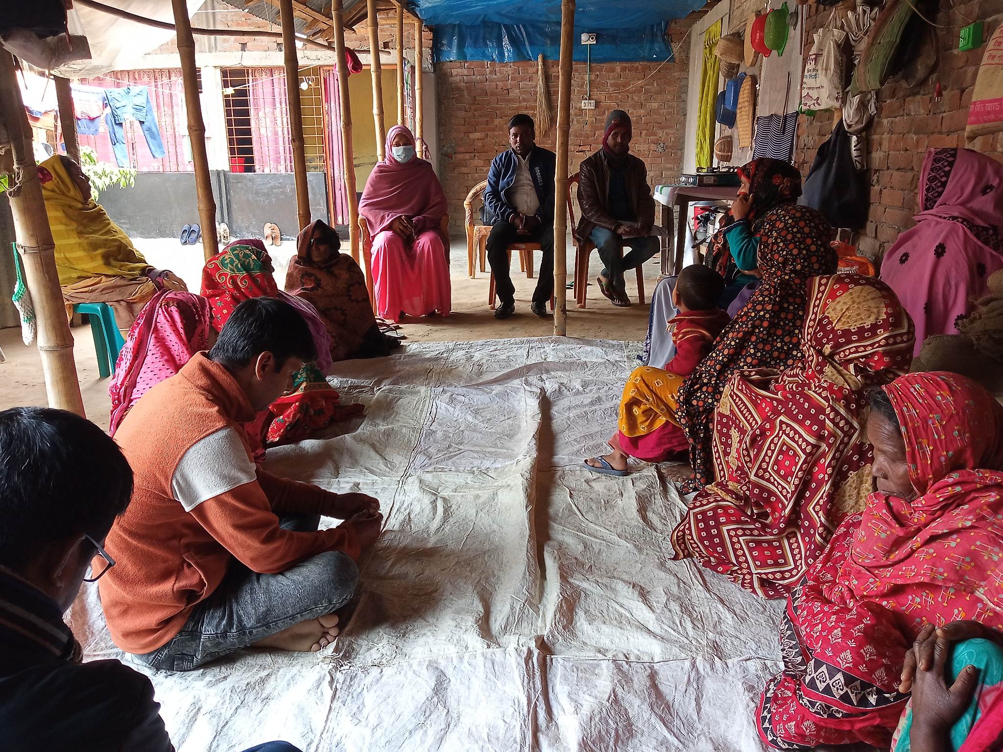 তীব্র শীতে বয়স্কদের স্বাস্থ্য সুরক্ষা নিয়ে আলোচনা করেন স্বাস্থ্যকর্মী