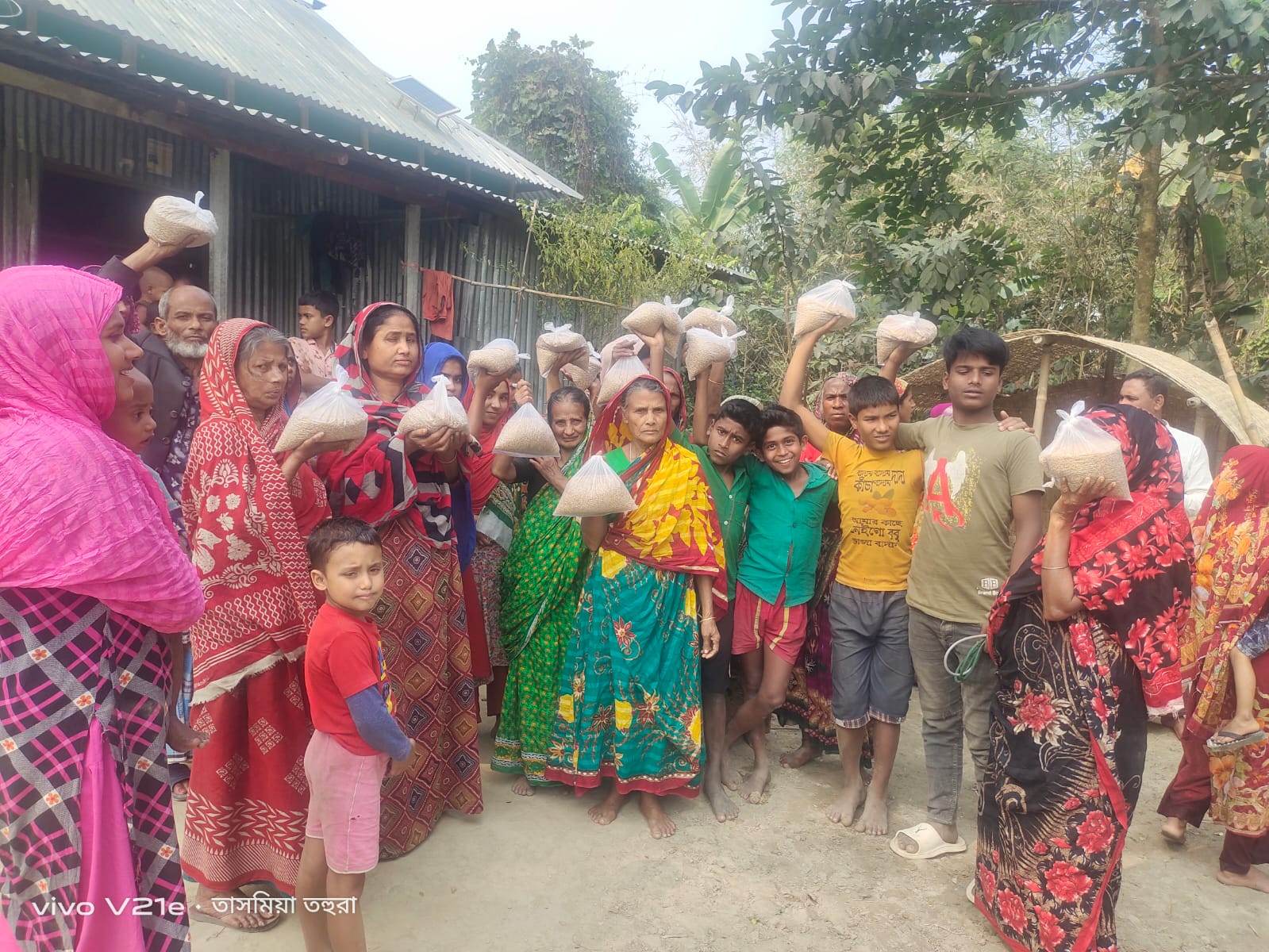 বীজঘর থেকে পছন্দের ‘মালশিরা’ সংগ্রহ করছেন কৃষকরা