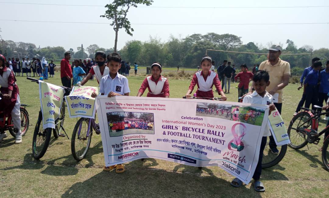 নারী-পুরুষ সবাইকে নিয়েই উন্নয়নের কথা ভাবতে হবে