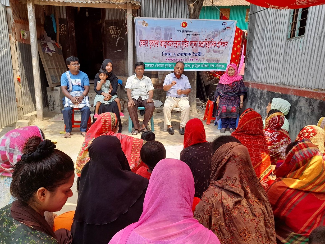 মানিকগঞ্জে বেকার নারীদের আত্মকর্মসংস্থা তৈরিতে সেলাই প্রশিক্ষণ