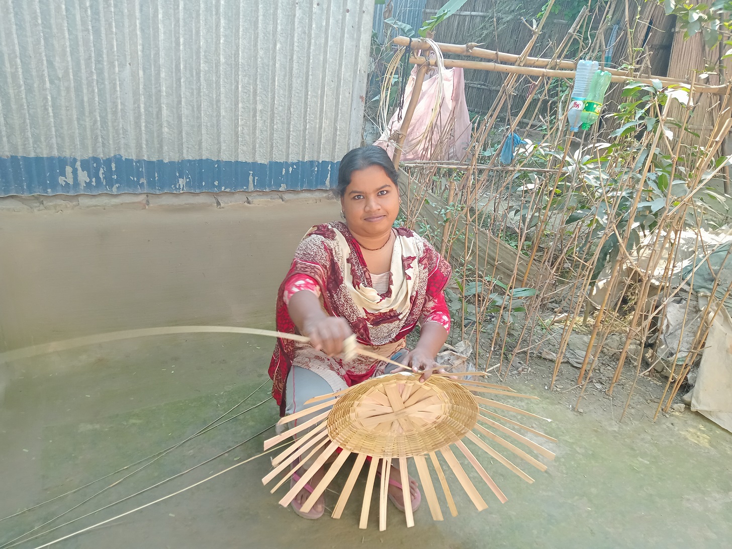 লেখাপড়ার পাশাপাশি সংসারের হাল ধরেছে শ্যামলী