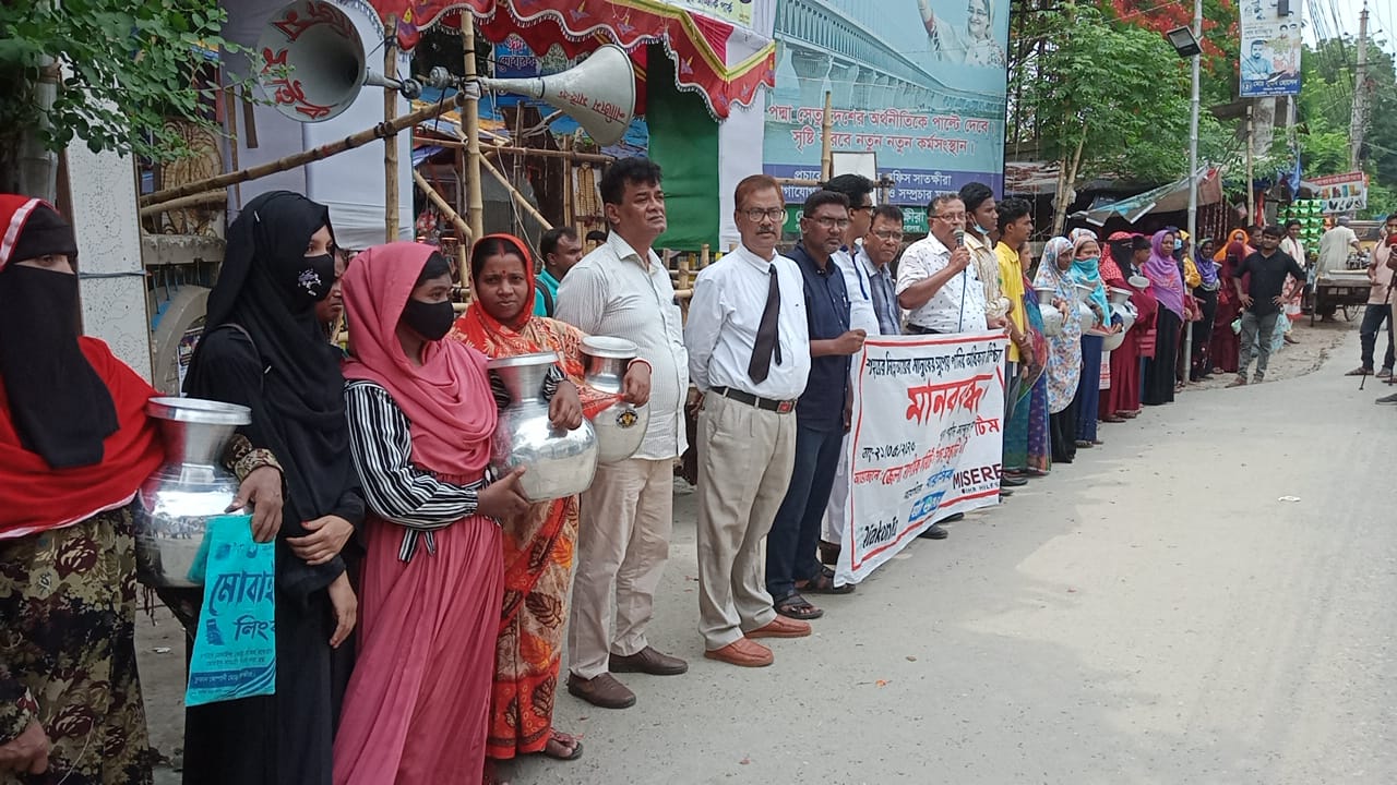 সুপেয় পানির অধিকার নিশ্চিতের দাবিতে মানববন্ধন অনুষ্ঠিত