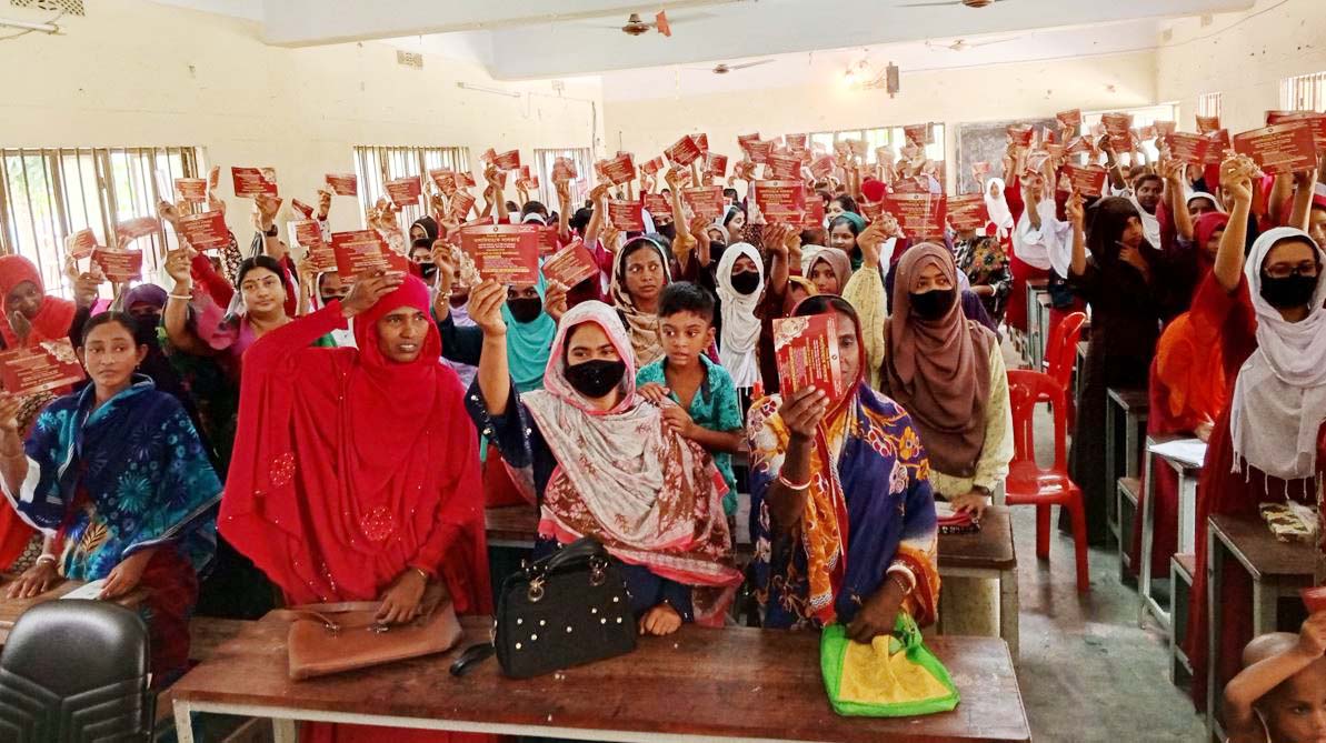 সাতক্ষীরায় বাল্য বিয়েকে ‘লাল কার্ড’ দেখালো দুই শতাধিক শিক্ষার্থী