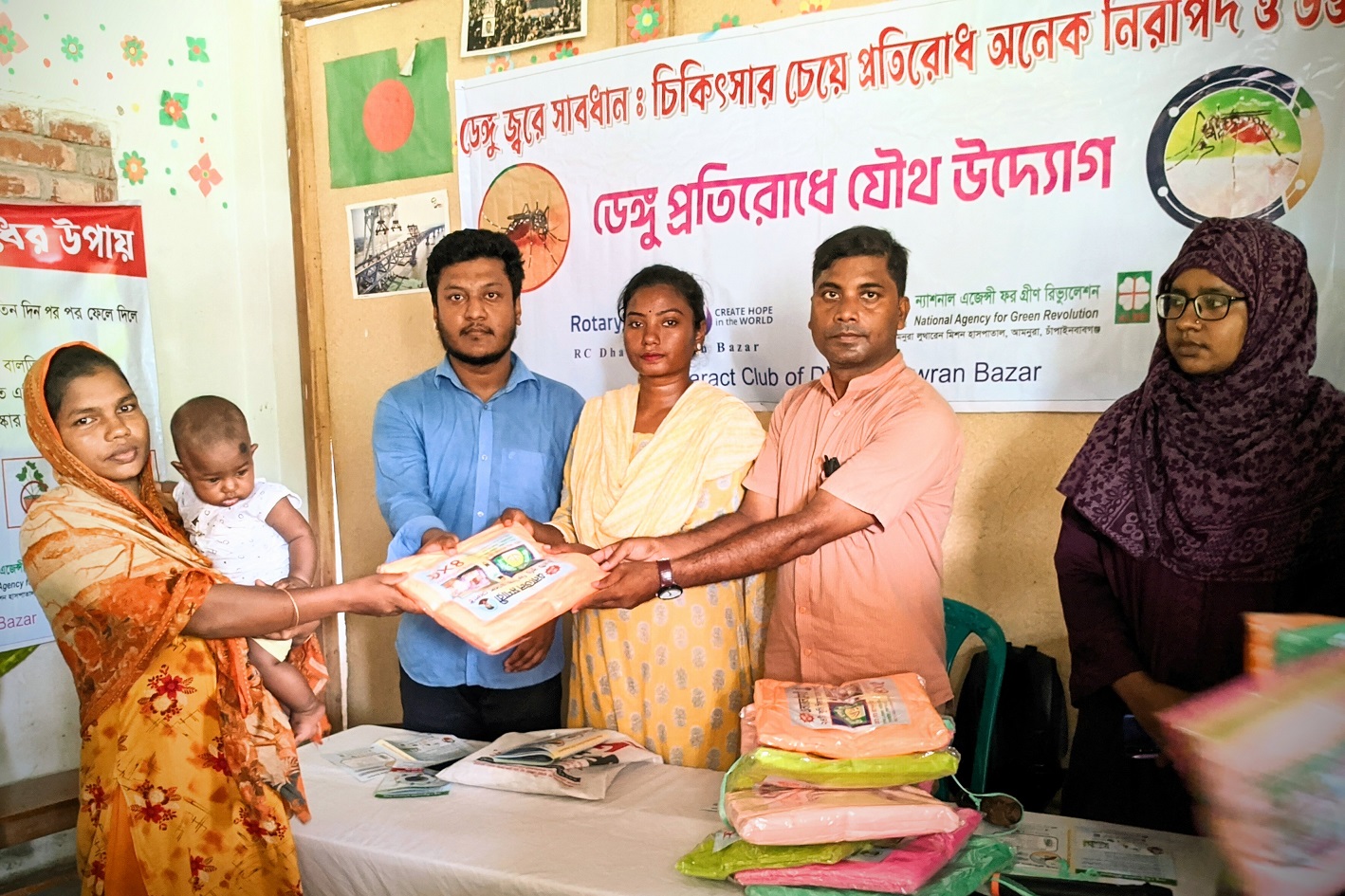 ডেঙ্গু সচেতনতায় রাজশাহীতে প্রান্তিক জনগোষ্ঠীর মাঝে মশারি ও লিফলেট বিতরণ