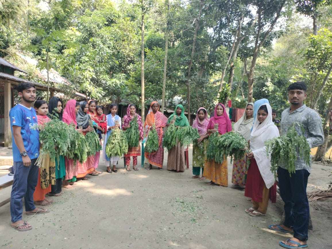 বিশ্ব খাদ্য দিবস: সাজনা গ্রামে সাজনা পাতা বিতরণ উৎসব