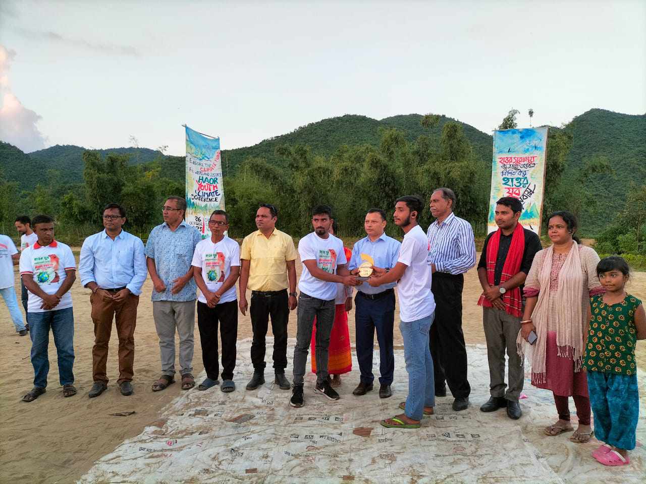 হাওর যুব সম্মেলনে ১৬ পরিবেশ বন্ধুকে বারসিক’র জলবায়ু সম্মাননা প্রদান