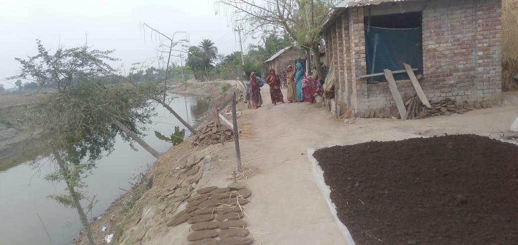 কাঁচা রাস্তা হওয়ায় চরম দুর্ভোগের শিকার খুটিকাটা গ্রামবাসী