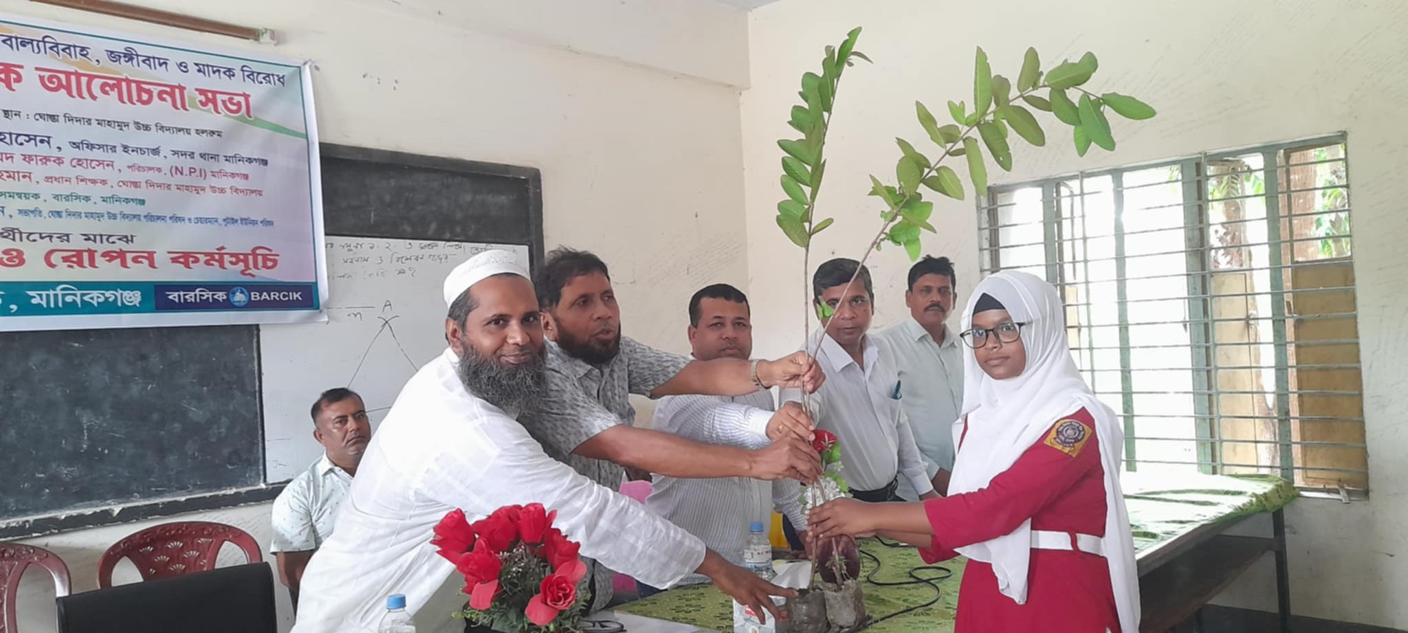 মানিকগঞ্জে পরিবেশ সুরক্ষায় বৃক্ষরোপণ কর্মসূচি অনুষ্ঠিত