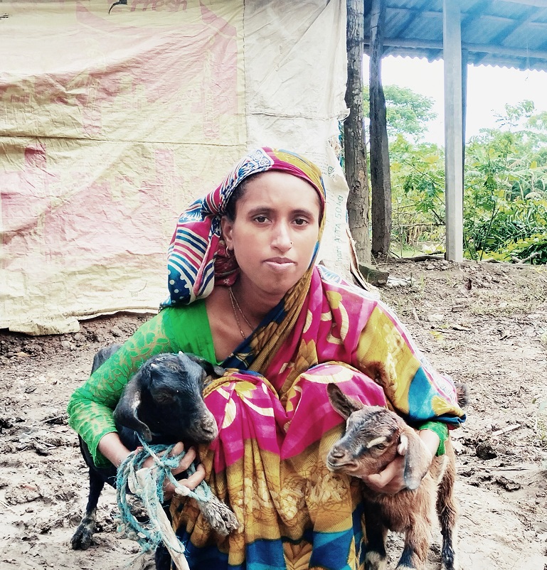 ছাগল পালন করে অর্থনৈতিকভাবে স্বাবলম্বীর পথে মাধবীর পরিবার
